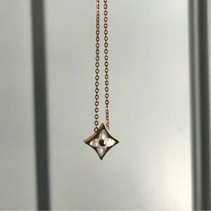 Small Pendant Flower Necklace